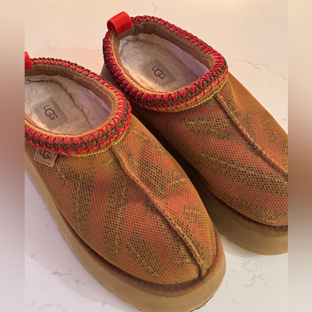 UGG Tazz Maxi Tasman Slippers with Red Stitching
